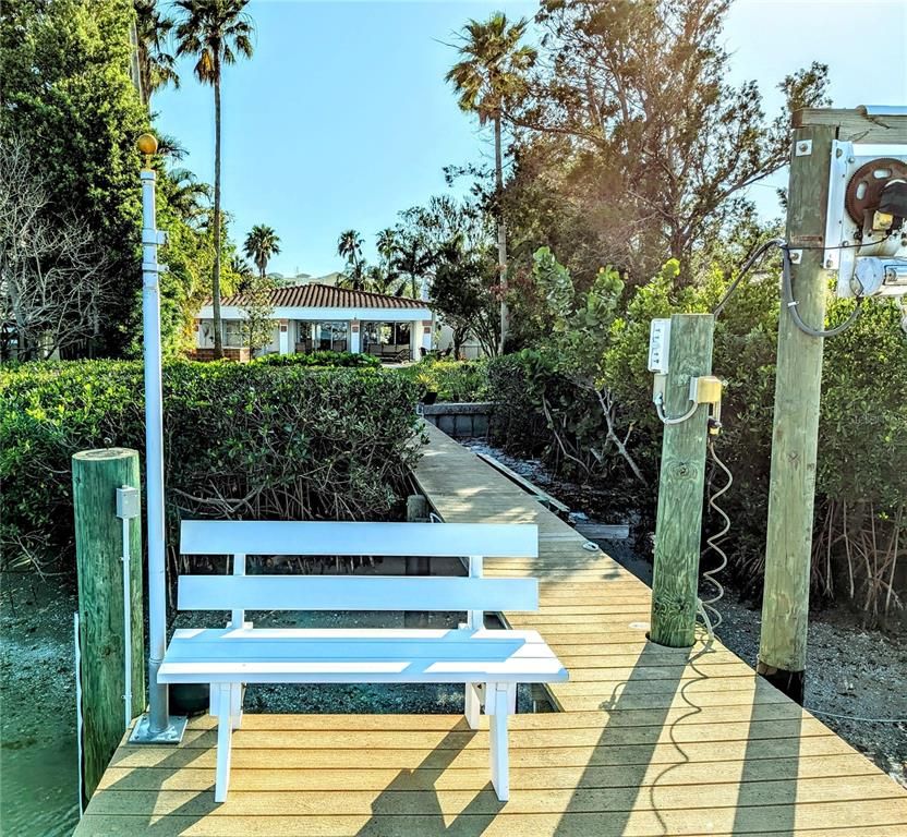 Exterior, Lake
