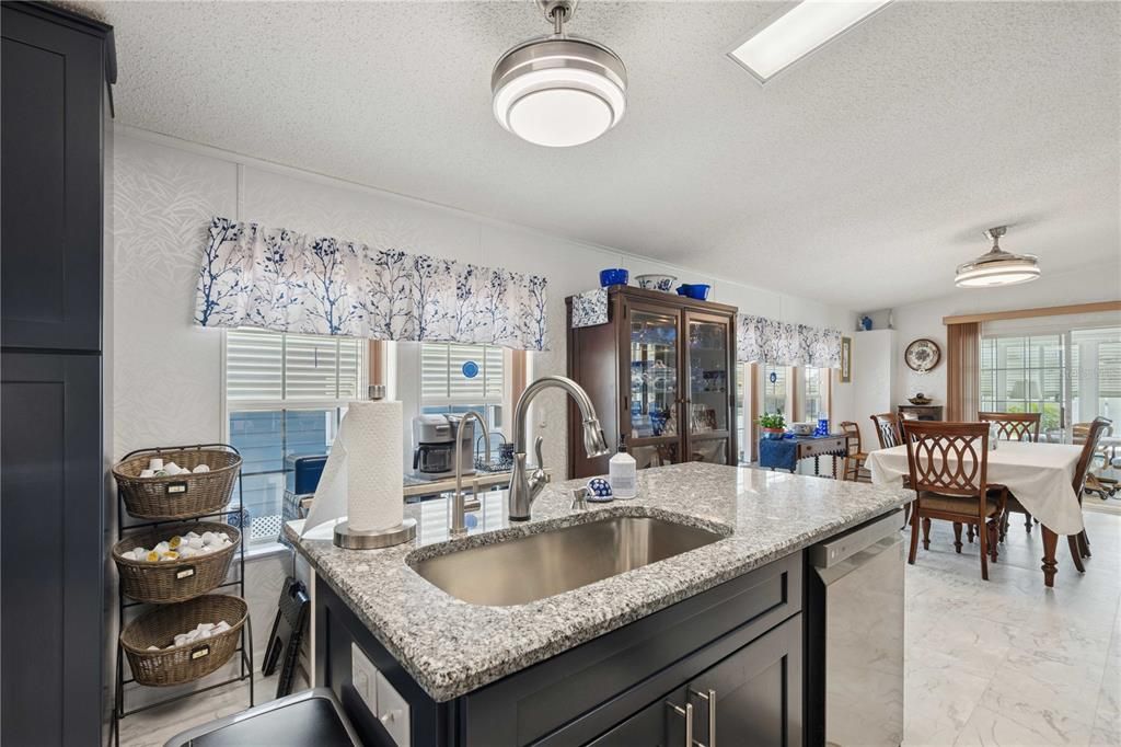 Dining room, Interior, Kitchen, Marble, Pendant Lights