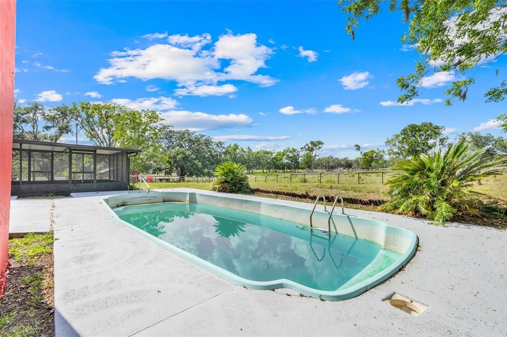 Exterior, Pool