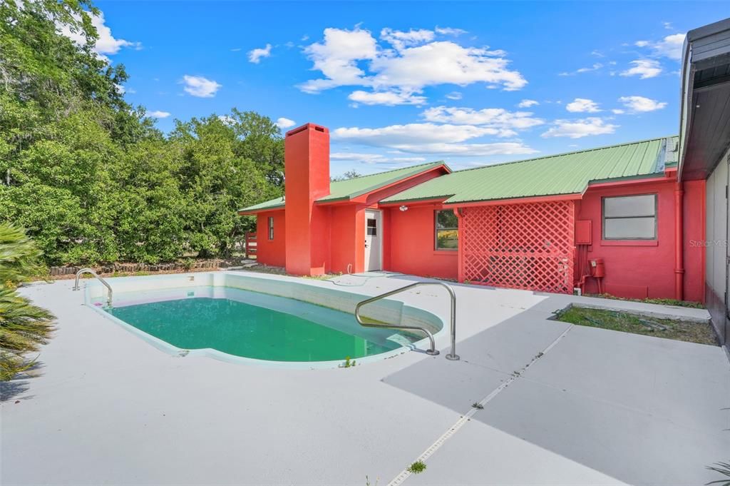 Exterior, Pool