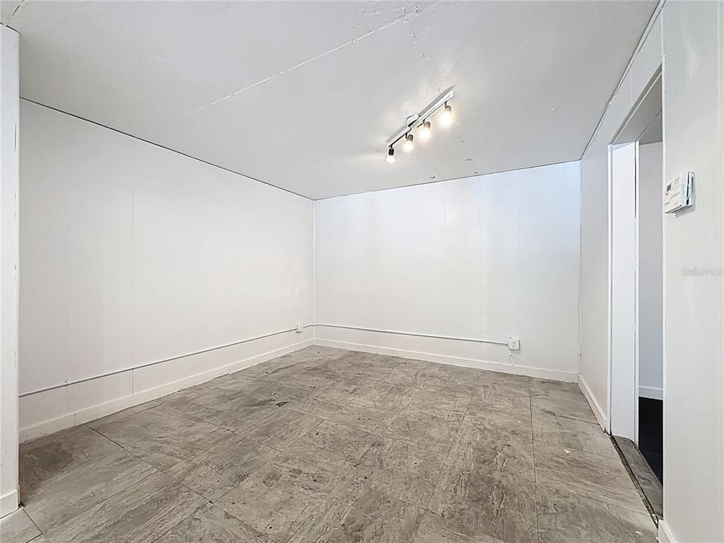 Empty room, Interior