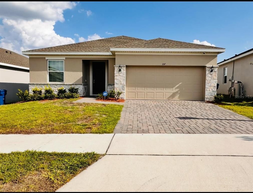 Attached, Exterior, Facade, Ranch