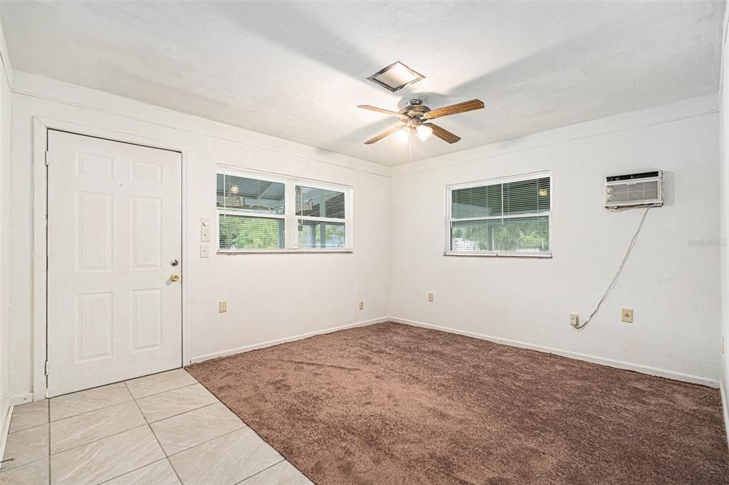 Empty room, Interior