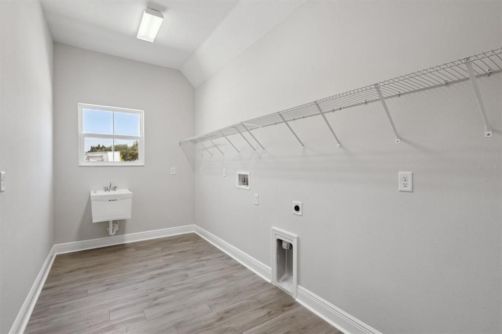 Interior, Walk-in Closets, Wood Texture Flooring