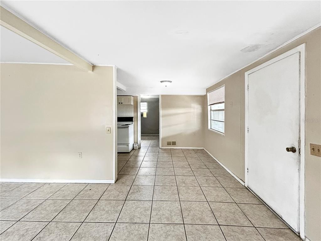 Empty room, Interior