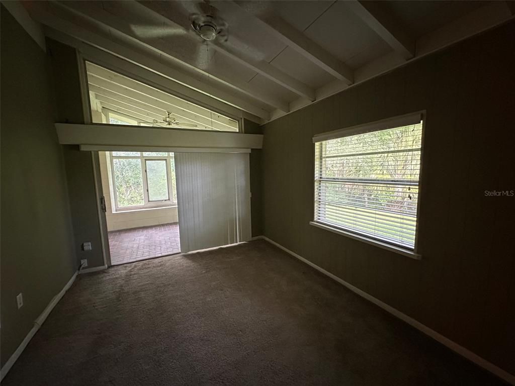 Empty room, Interior