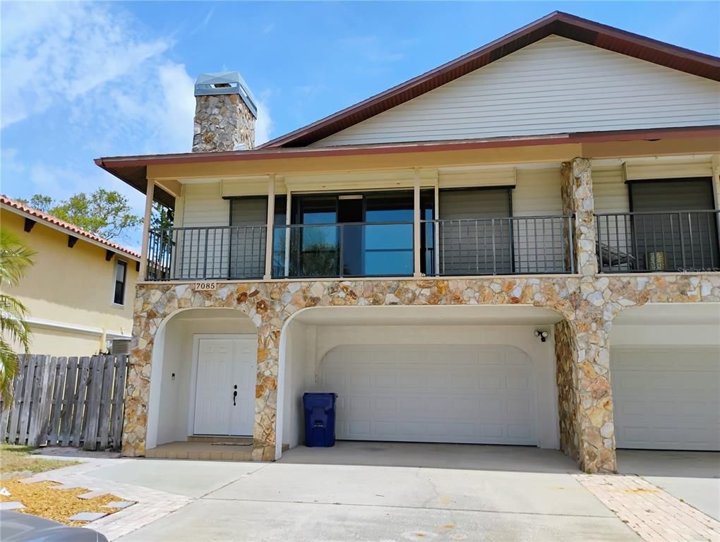 Attached, Exterior, Facade, American Craftsman