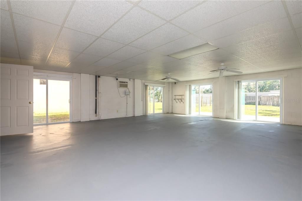 Empty room, Interior