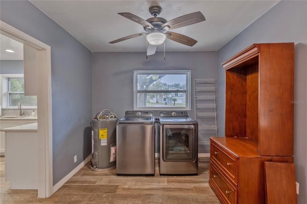 Interior, Washer, Wood Texture Flooring