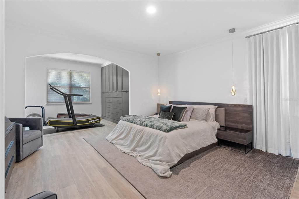 Bedroom, Fitness Equipment, Interior, Pendant Lights, Recessed Lighting, Wood Texture Flooring