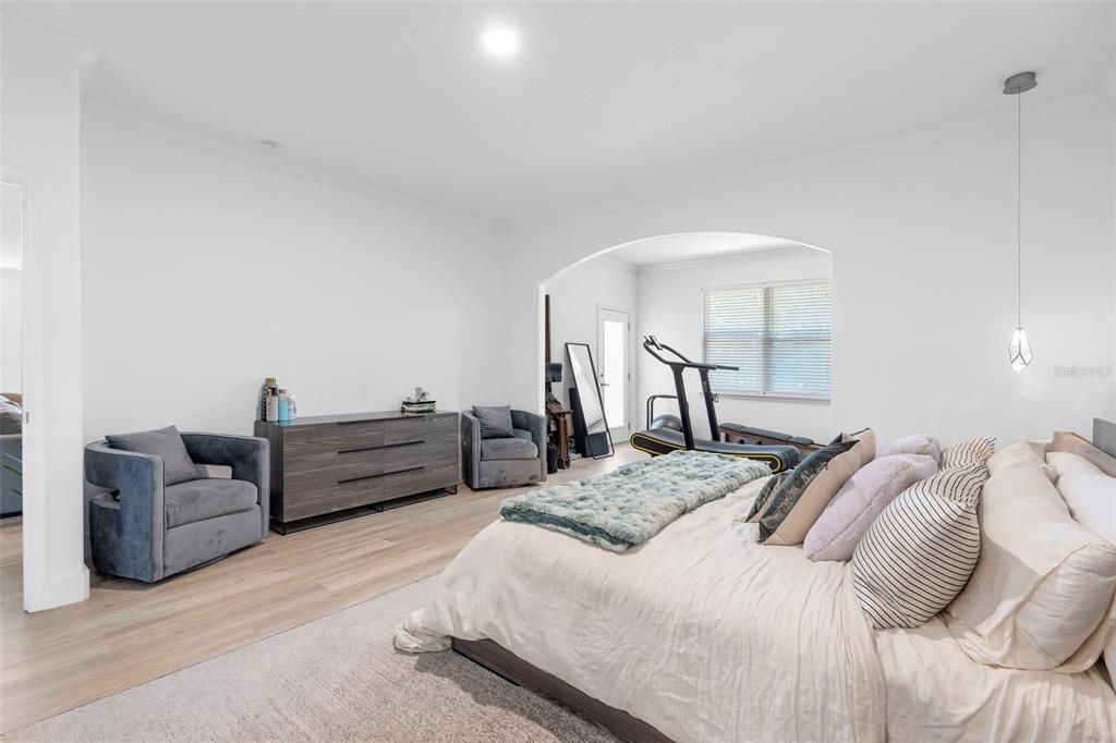 Bedroom, Fitness Equipment, Interior, Pendant Lights, Recessed Lighting, Wood Texture Flooring