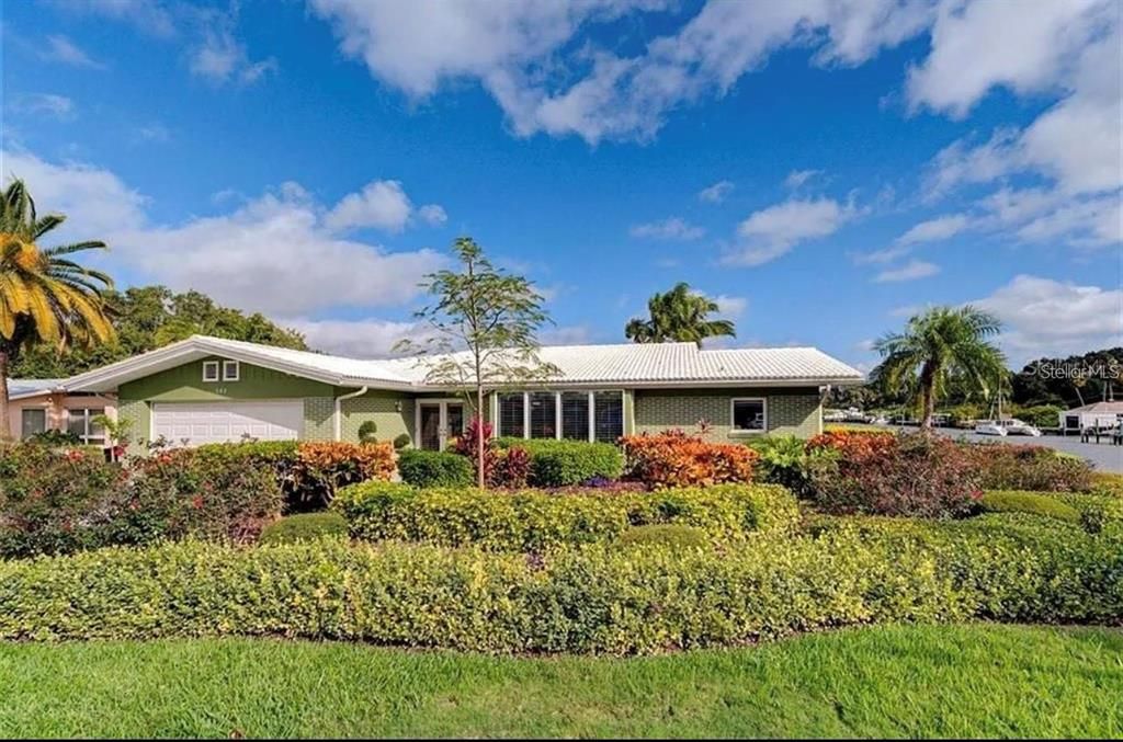 Exterior, Facade, Ranch