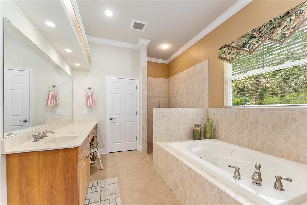 Bathroom, Dual Sink Vanities, Interior, Recessed Lighting