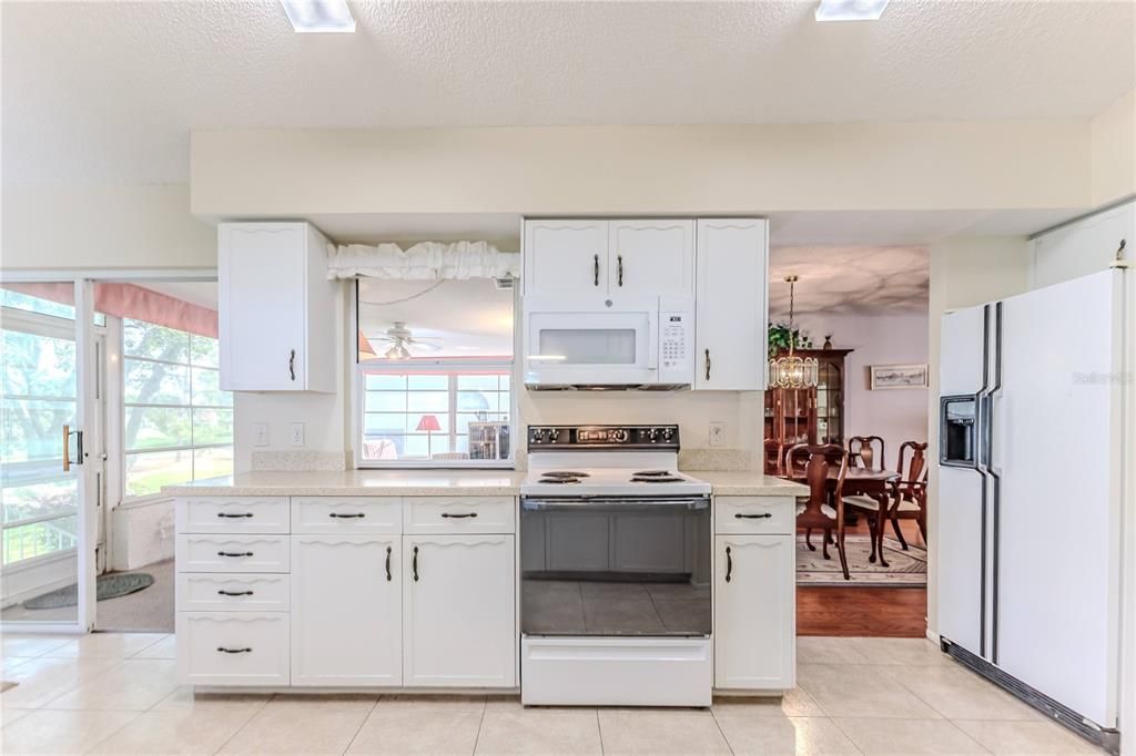 Chandelier, Dining room, Interior, Kitchen