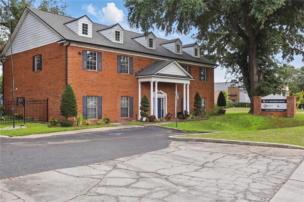 Exterior, Facade, Brick Facade, Georgian
