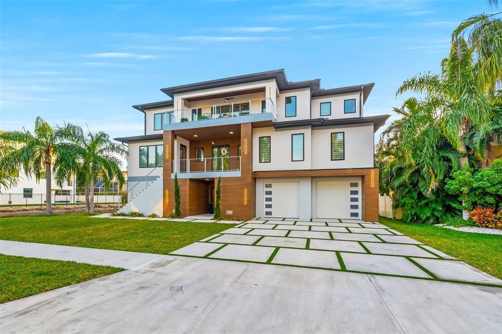 Attached, Backyard, Exterior, Facade, Modern