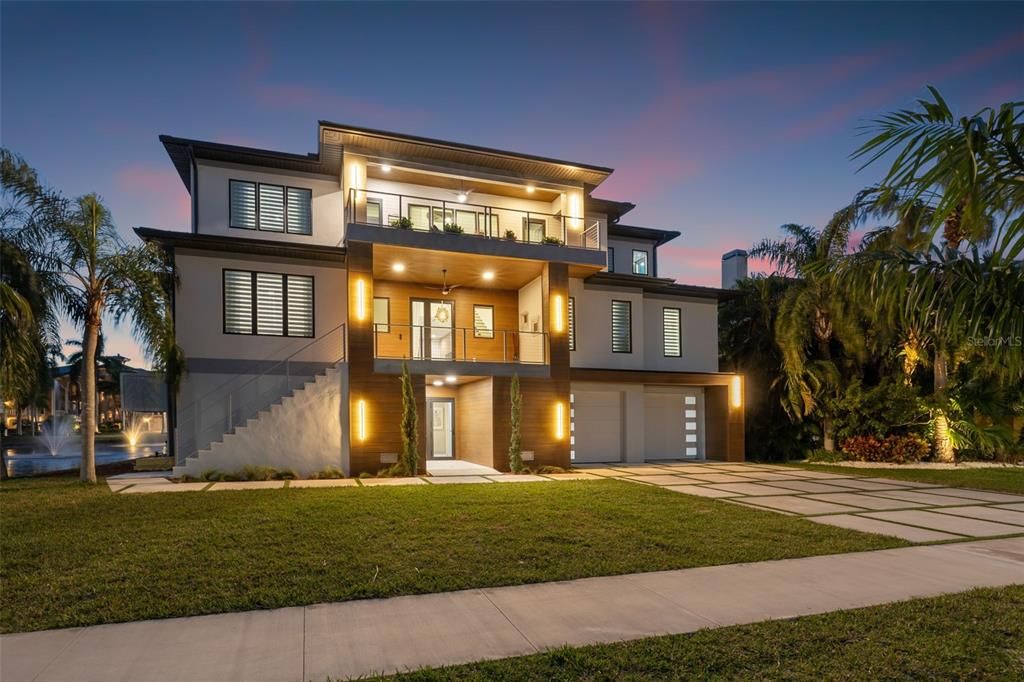 Attached, Backyard, Exterior, Facade, Modern
