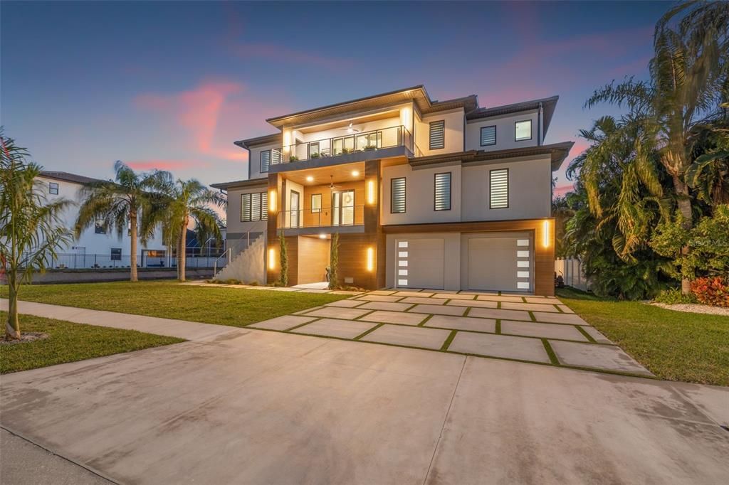 Attached, Backyard, Exterior, Facade, Modern