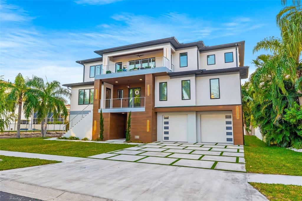 Attached, Backyard, Exterior, Facade, Modern