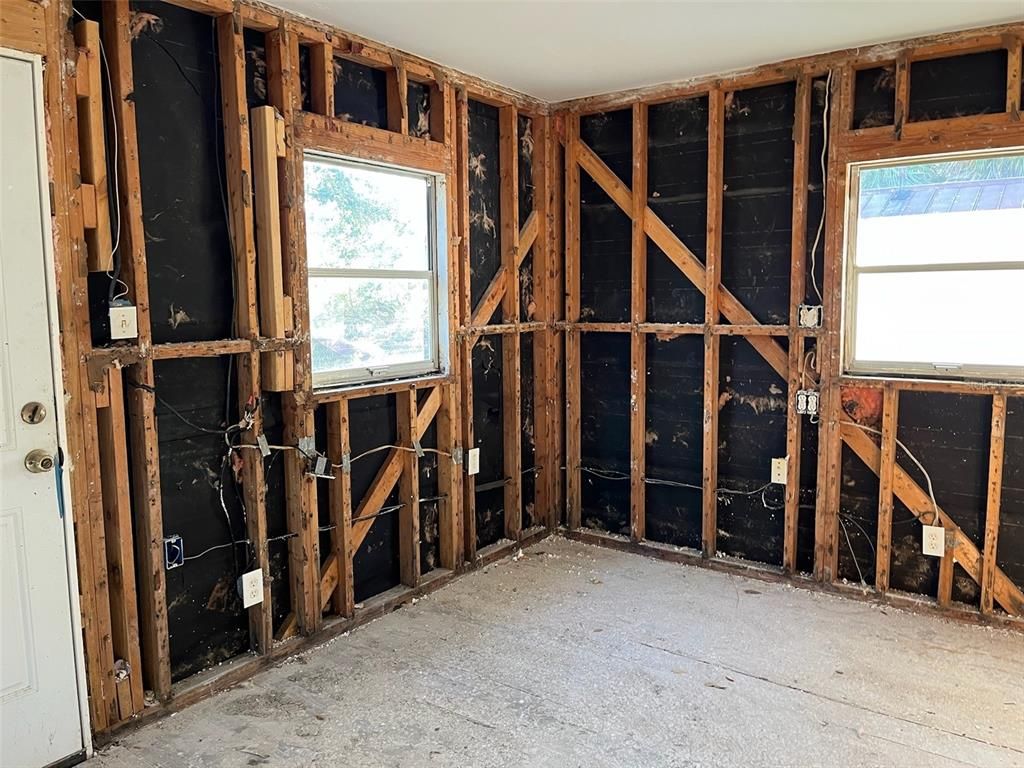 Empty room, Interior