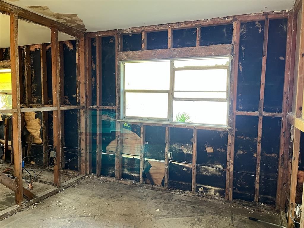 Empty room, Interior