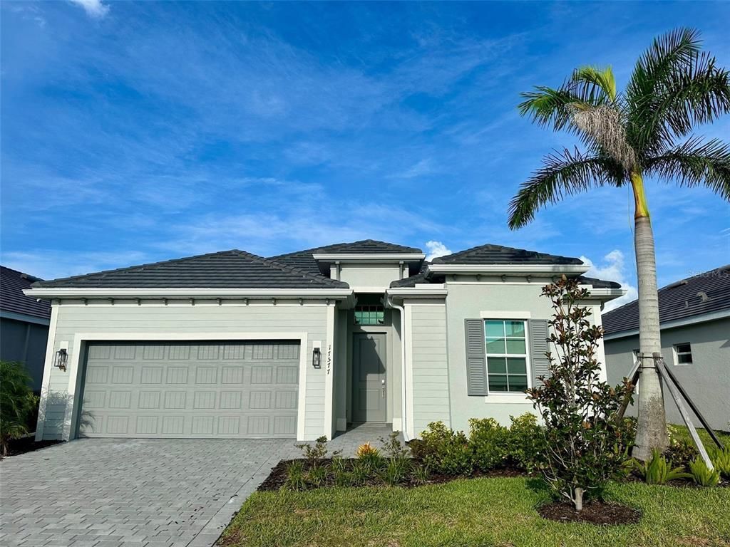 Attached, Exterior, Facade, Mediterranean