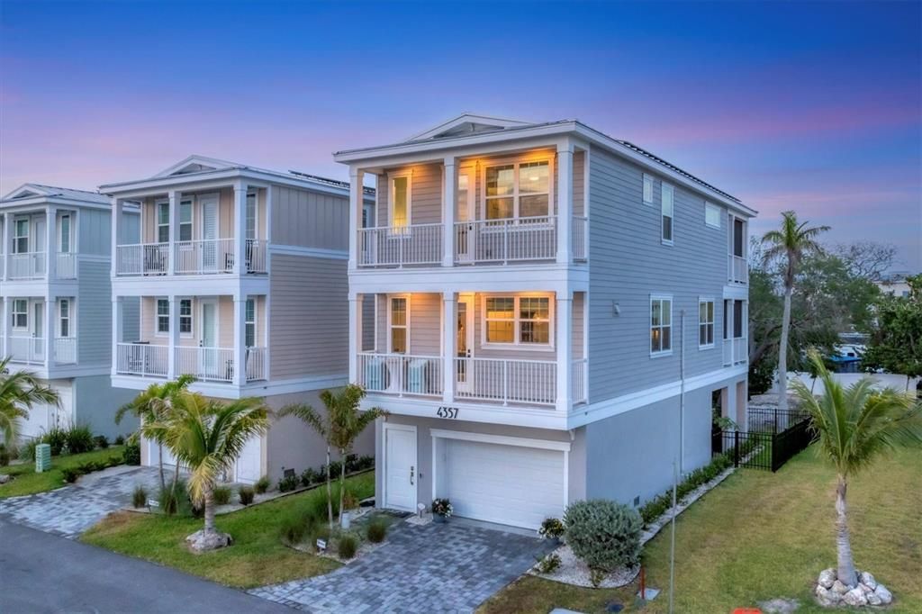 Attached, Exterior, Facade, Rowhouse