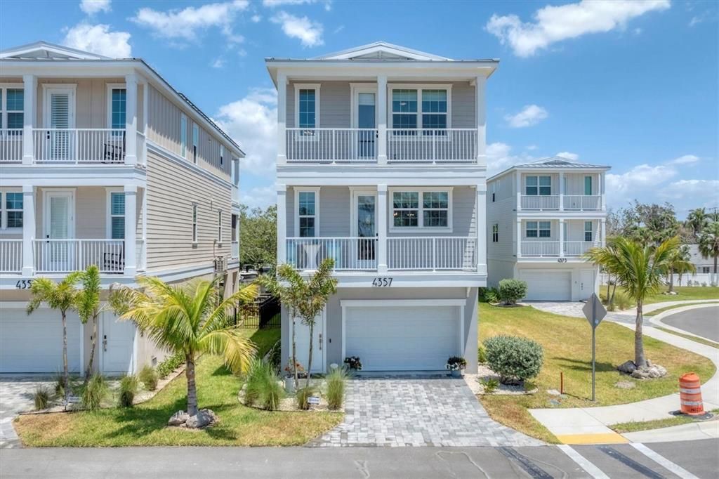 Attached, Exterior, Facade, Rowhouse