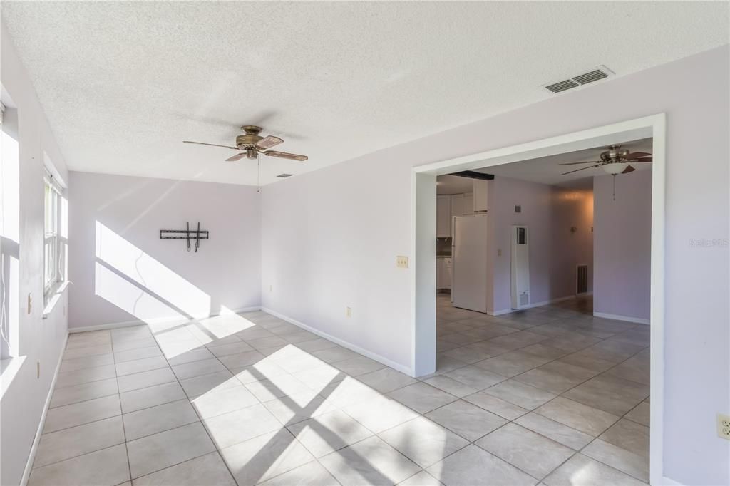 Empty room, Interior