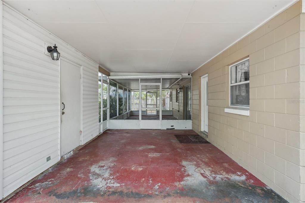 Empty room, Interior