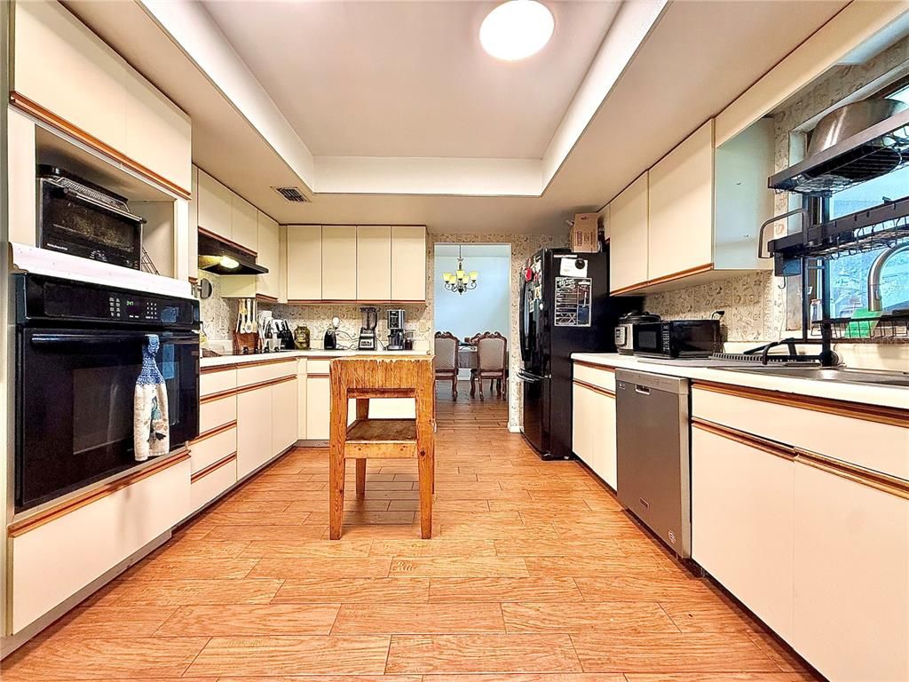 Dining room, Interior, Kitchen, Pendant Lights, Recessed Lighting, Wood Texture Flooring