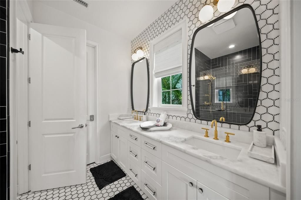 Bathroom, Dual Sink Vanities, Interior, Recessed Lighting