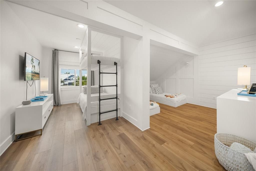 Interior, Recessed Lighting, Wood Texture Flooring
