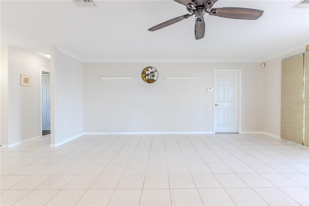 Empty room, Interior