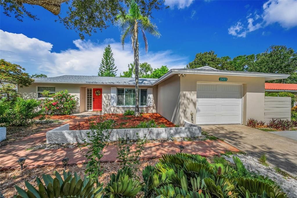 Attached, Exterior, Facade, Ranch