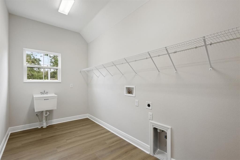 Interior, Walk-in Closets, Wood Texture Flooring