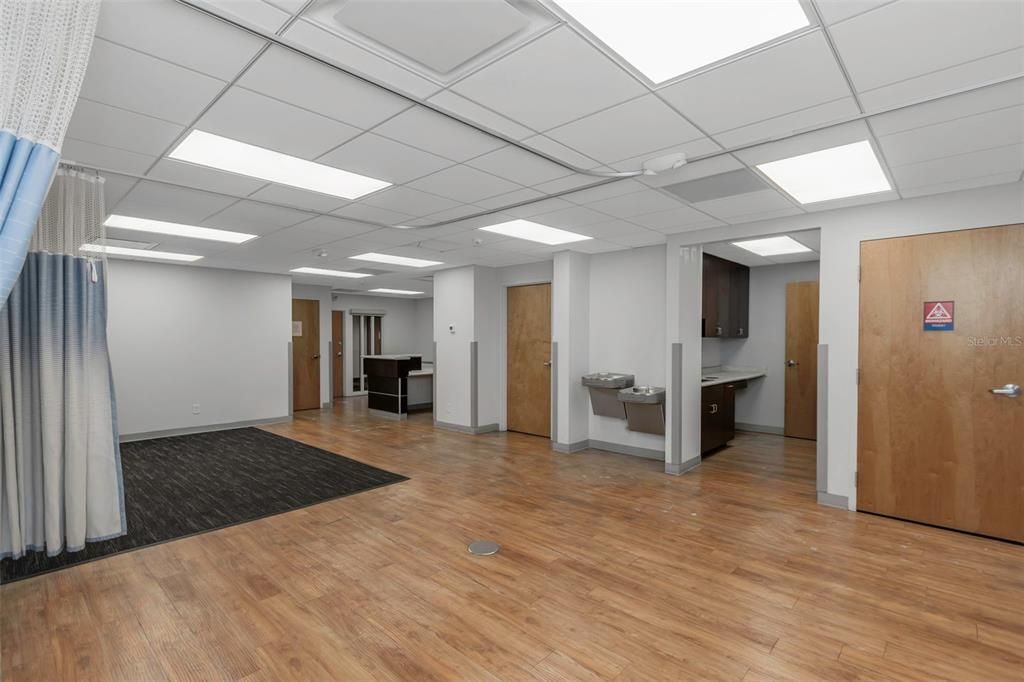 Interior, Recessed Lighting, Wood Texture Flooring