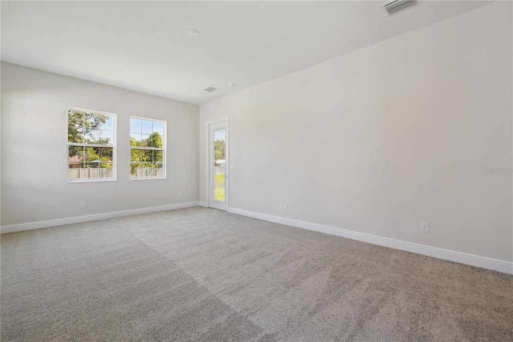 Empty room, Interior
