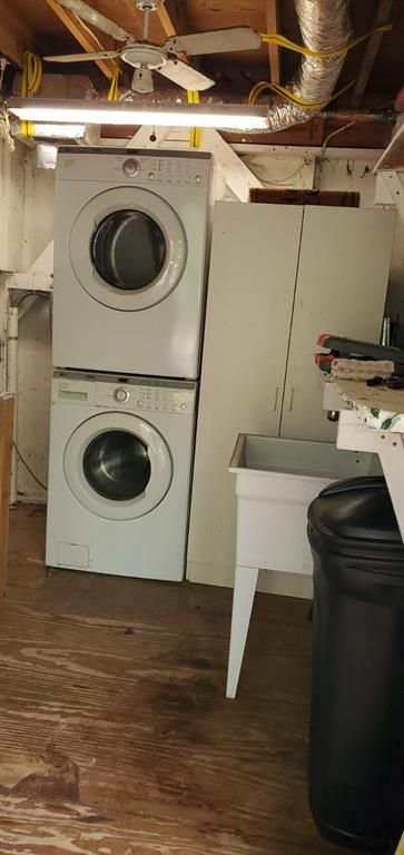 Interior, Utility Closets, Washer, Wood Texture Flooring