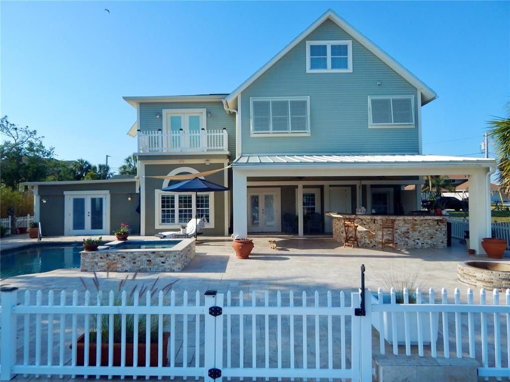 Exterior, Outdoor Kitchen, Pool