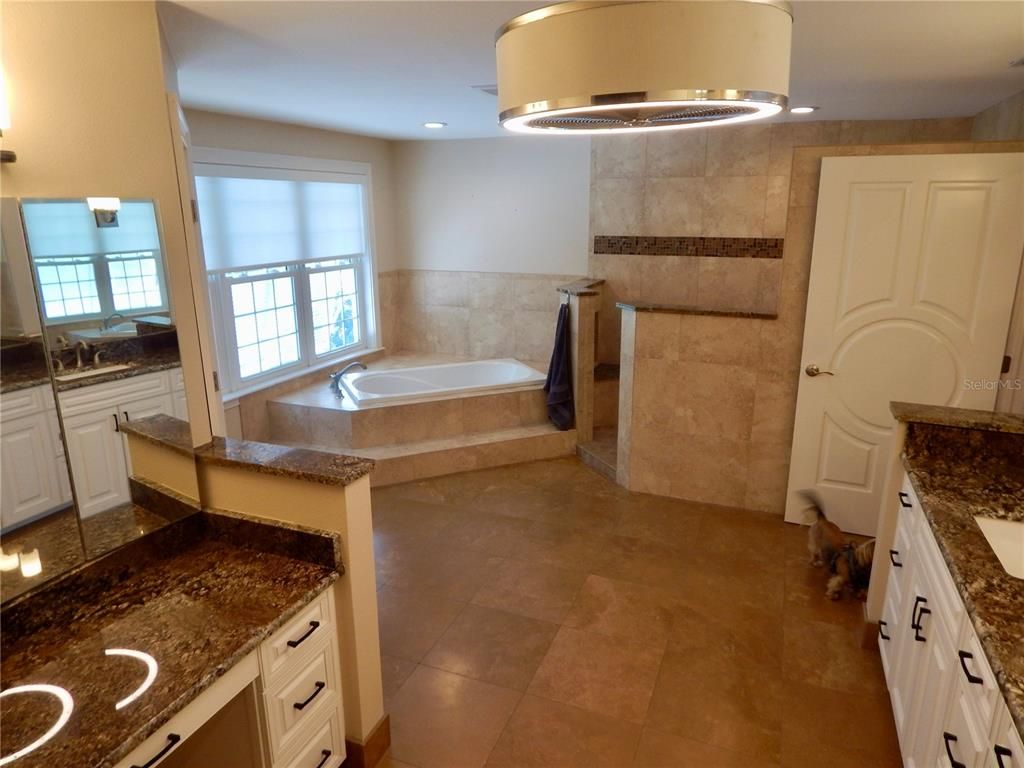 Bathroom, Dual Sink Vanities, Interior, Recessed Lighting