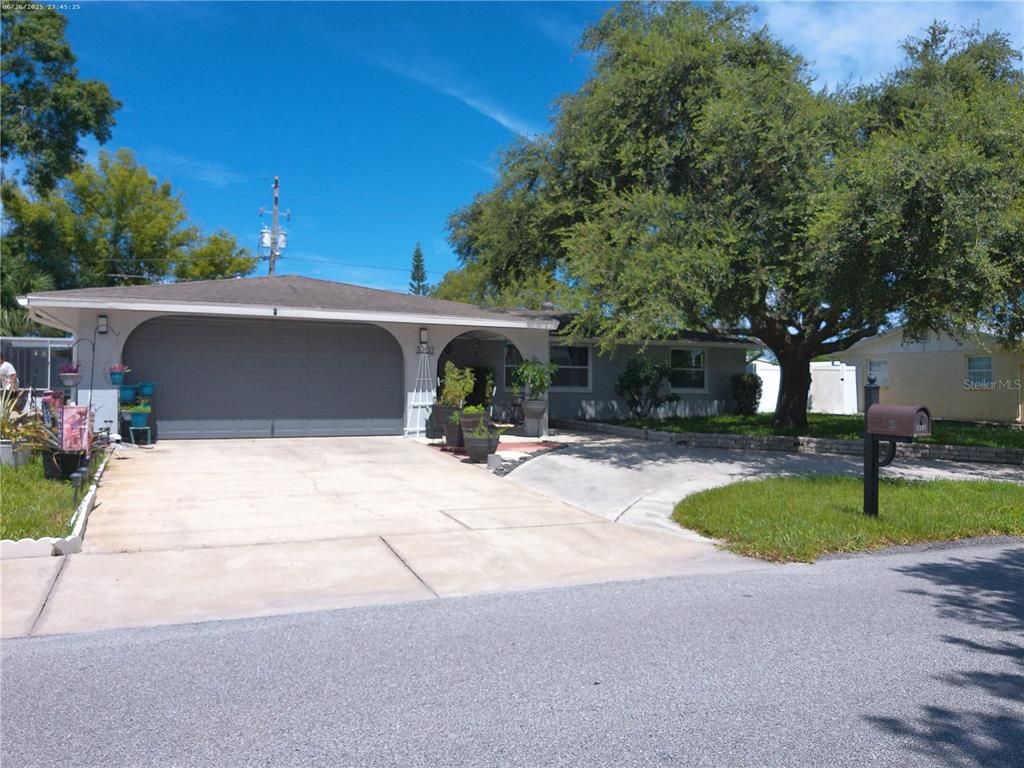 Attached, Exterior, Facade, Ranch
