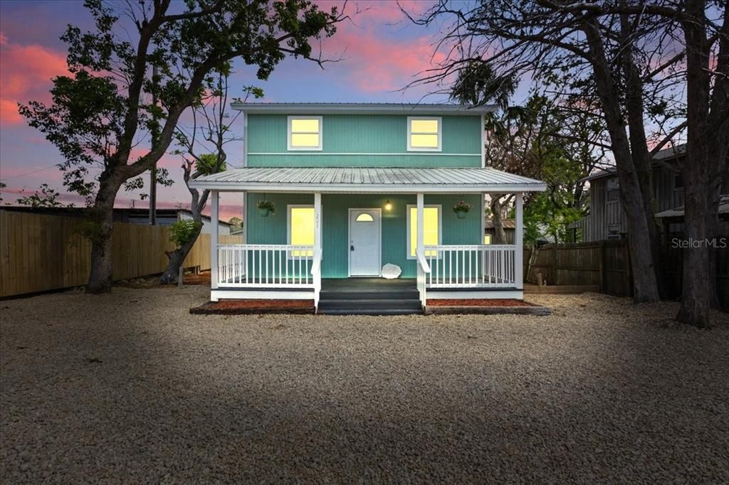 Exterior, Facade, American Foursquare