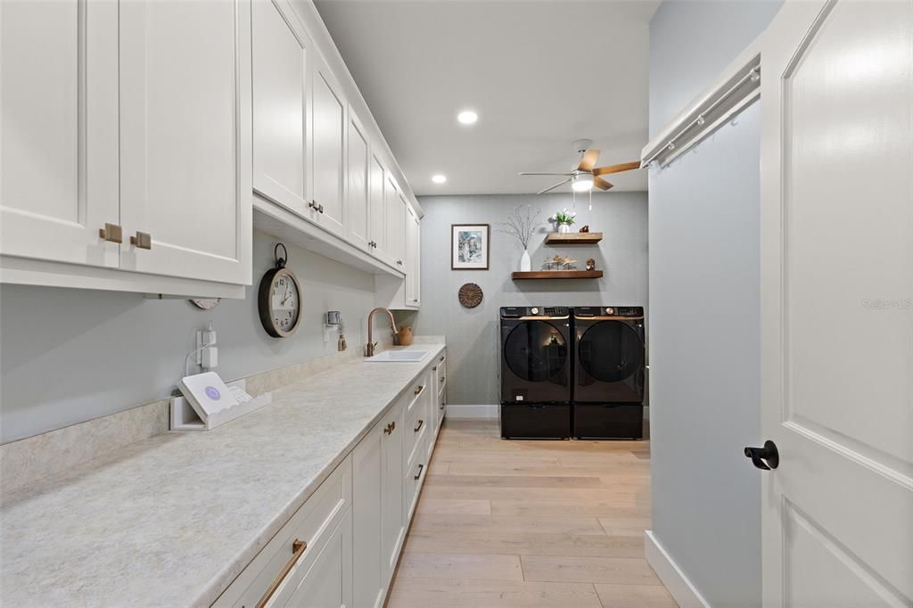 Interior, Recessed Lighting, Washer, Wood Texture Flooring