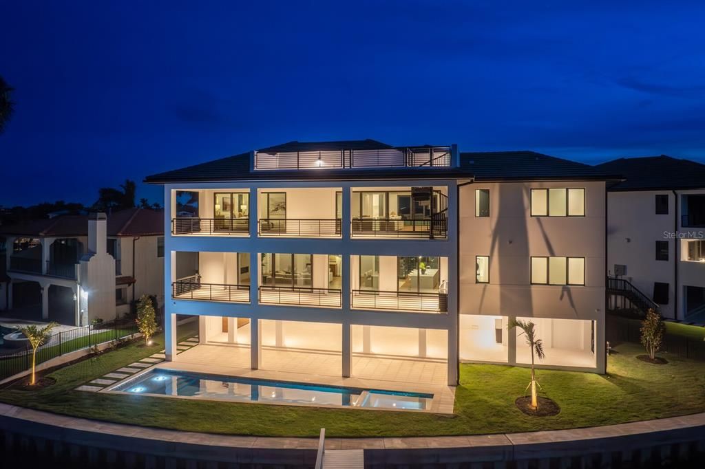 Exterior, Facade, Pool, Modern