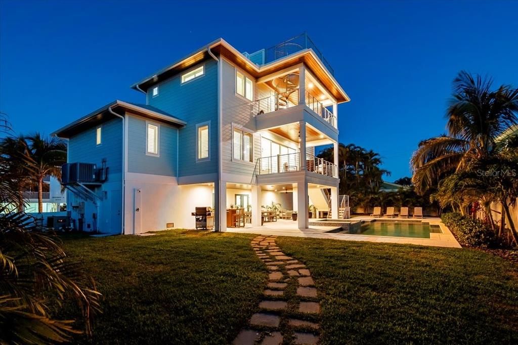 Backyard, Exterior, Facade, Pool, Modern
