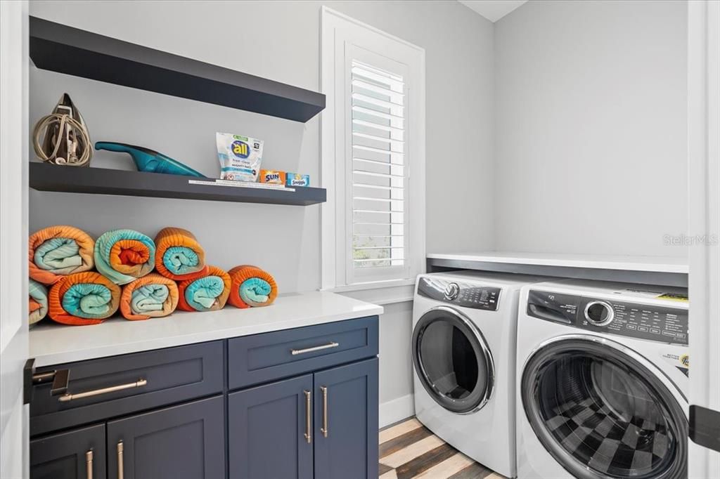 Interior, Washer, Wood Texture Flooring