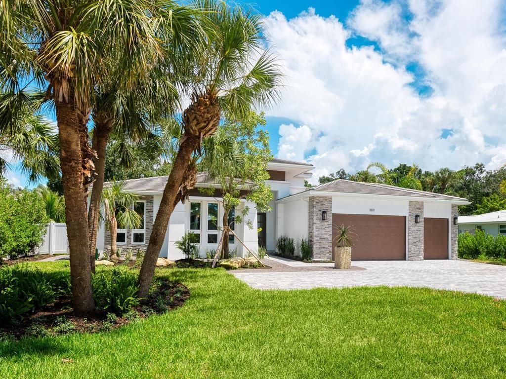 Attached, Backyard, Exterior, Facade, Modern
