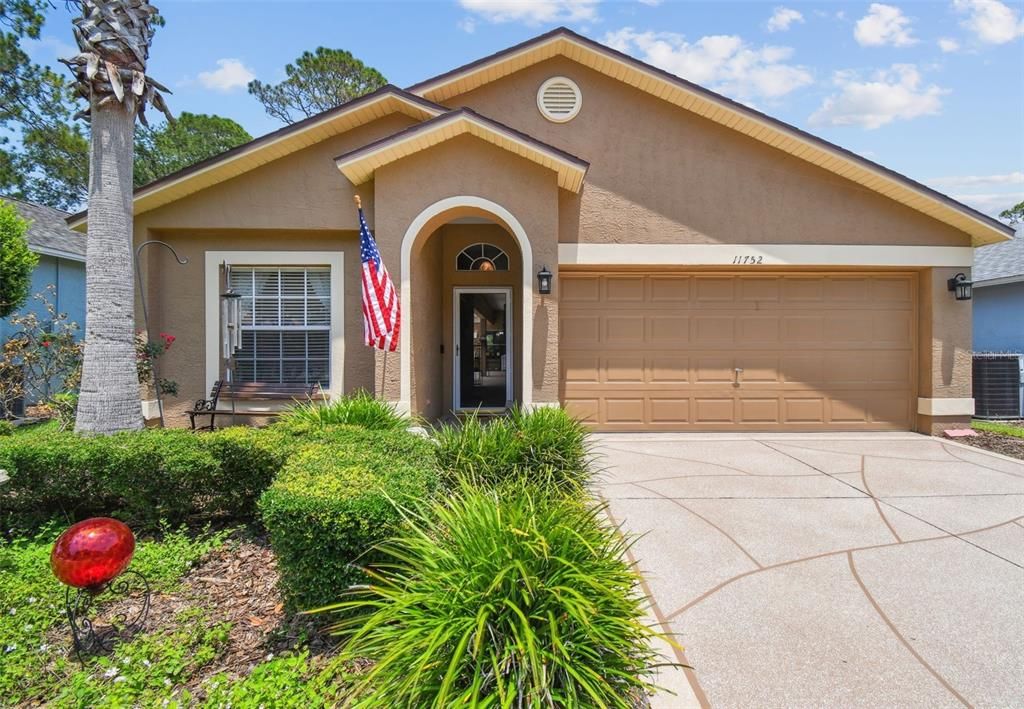 Attached, Exterior, Facade, American Craftsman
