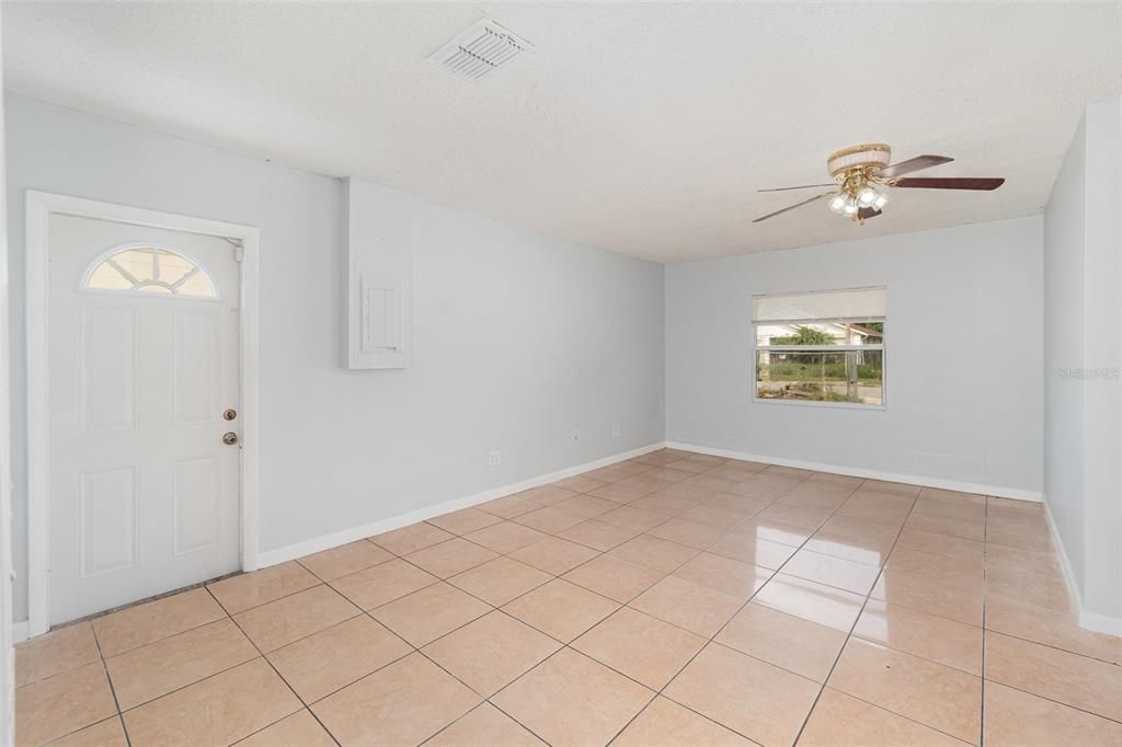 Empty room, Interior